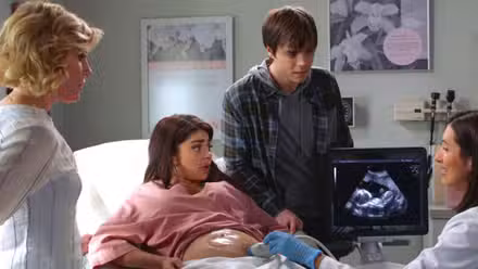 Haley haciéndose un ultrasonido con Dylan y Claire en Modern Family