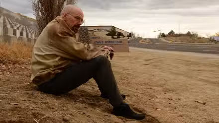 Breaking-Walt sentado al costado de la carretera en Breaking Bad