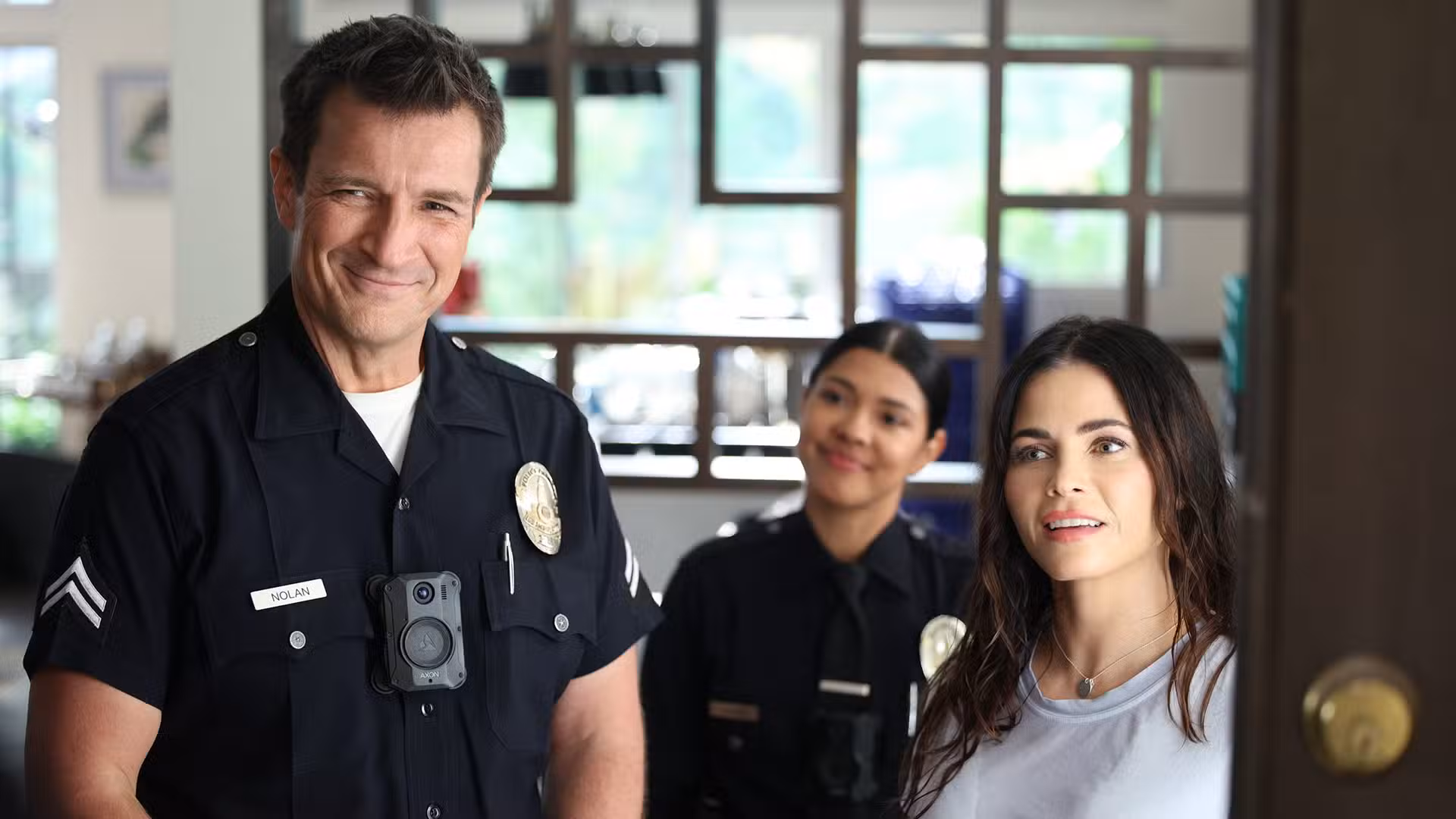 Nolan y Bailey sonriendo en un episodio de The Rookie