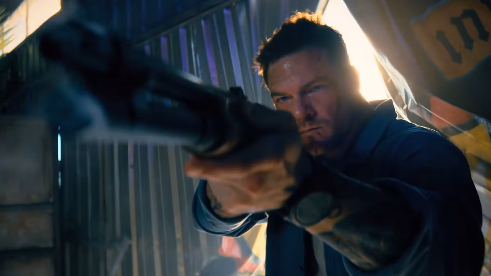 Alan Ritchson tiene otro lanzamiento emocionante este mes después de la temporada 4 de Reacher