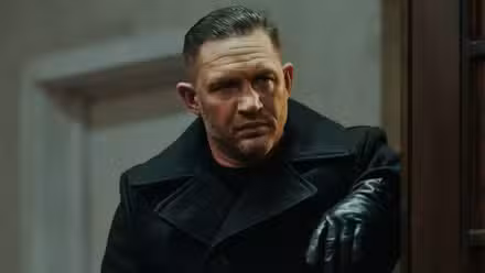 Harry Da Souza de Tom Hardy dando una mirada severa en MobLand