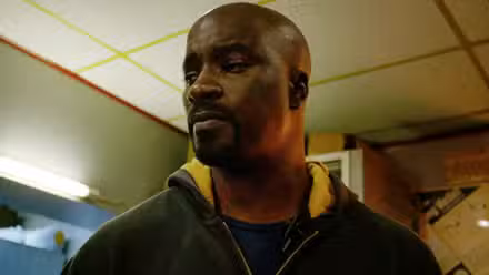 Luke Cage de Mike Colter luce tranquilamente enojado en la serie de Netflix