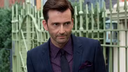 David Tennant sonriendo como Kilgrave en el programa de televisión MCU Jessica Jones