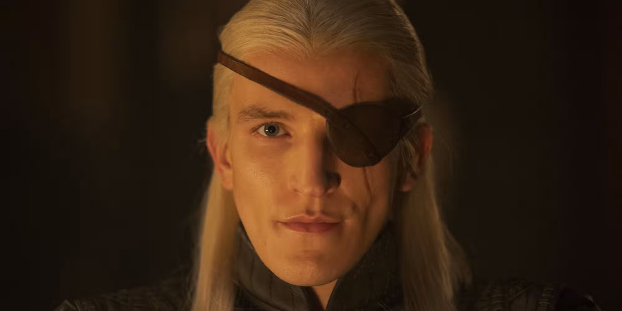 Aemond Targaryen sonriendo en La Casa del Dragón