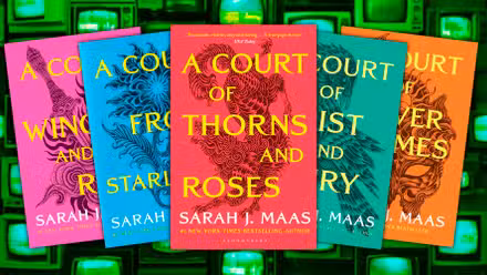 Los libros de la serie Court of Thorns & Roses de Sarah J. Maas con televisores verdes como fondo