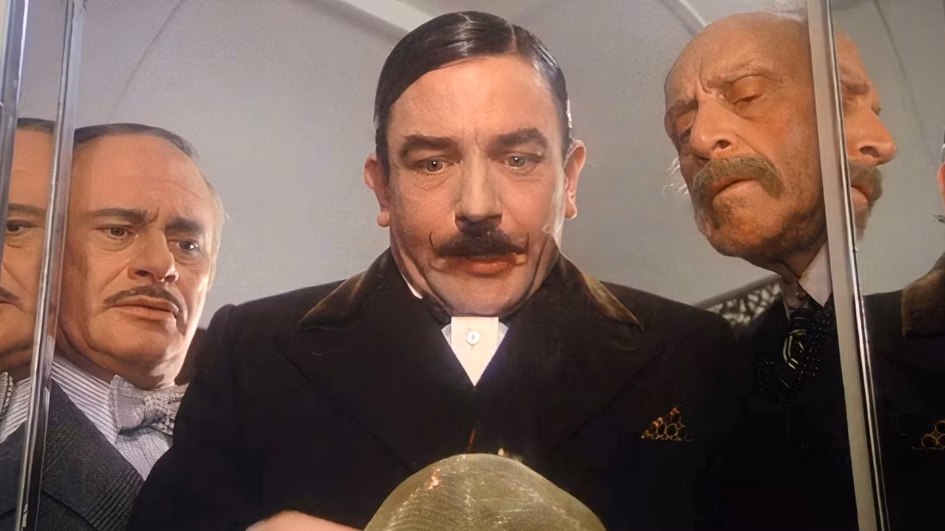 Albert Finney como Hércules Poirot