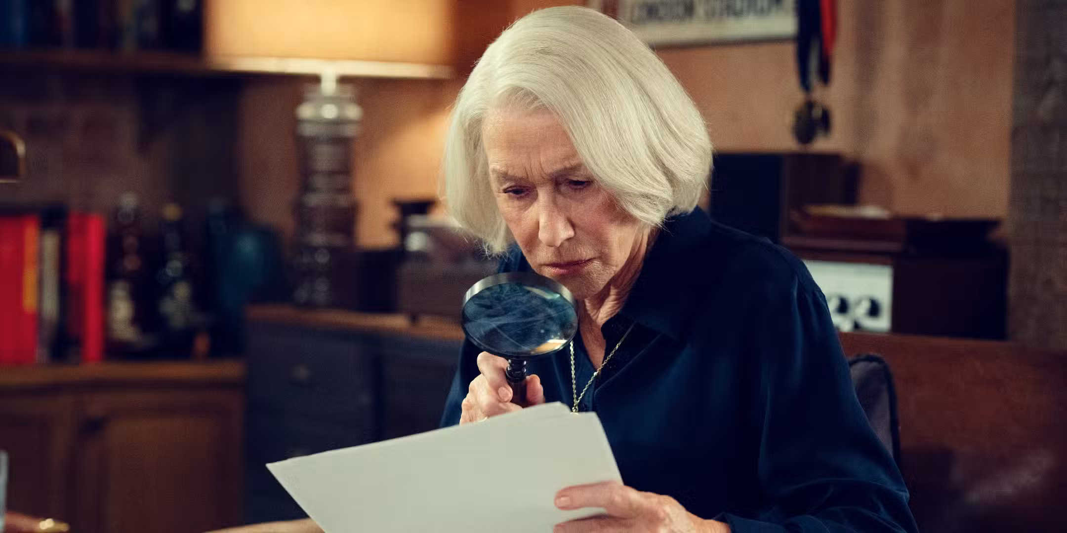 Helen Mirren como Elizabeth usando una lupa en The Thursday Murder Club