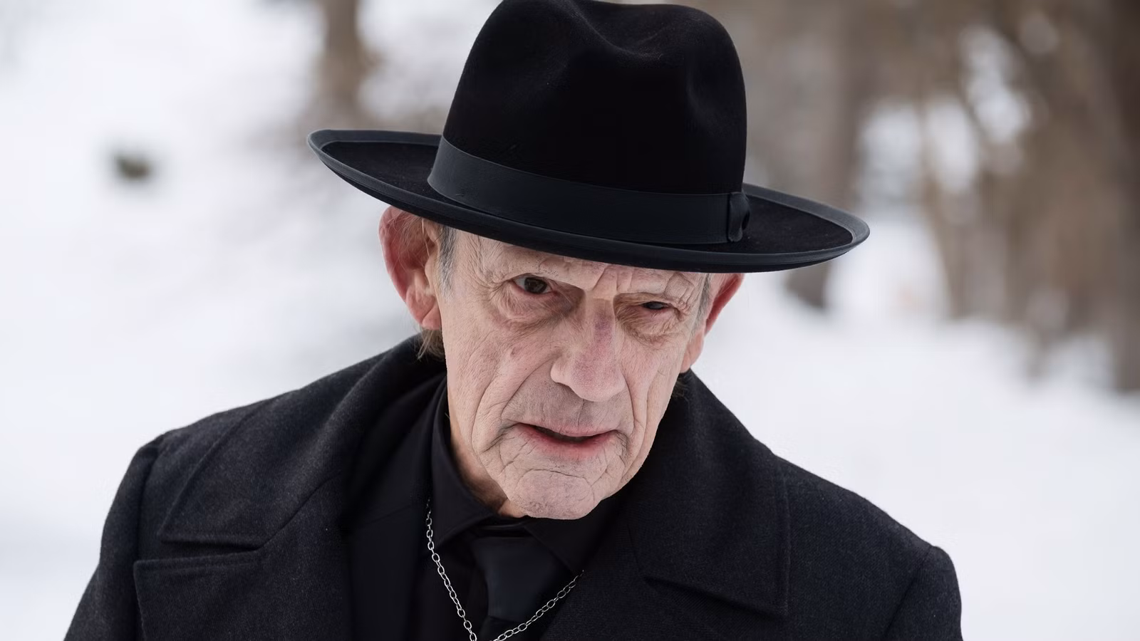La ambiciosa serie de viajes en el tiempo de 47 episodios de Syfy merece felicitaciones por tener realmente sentido
