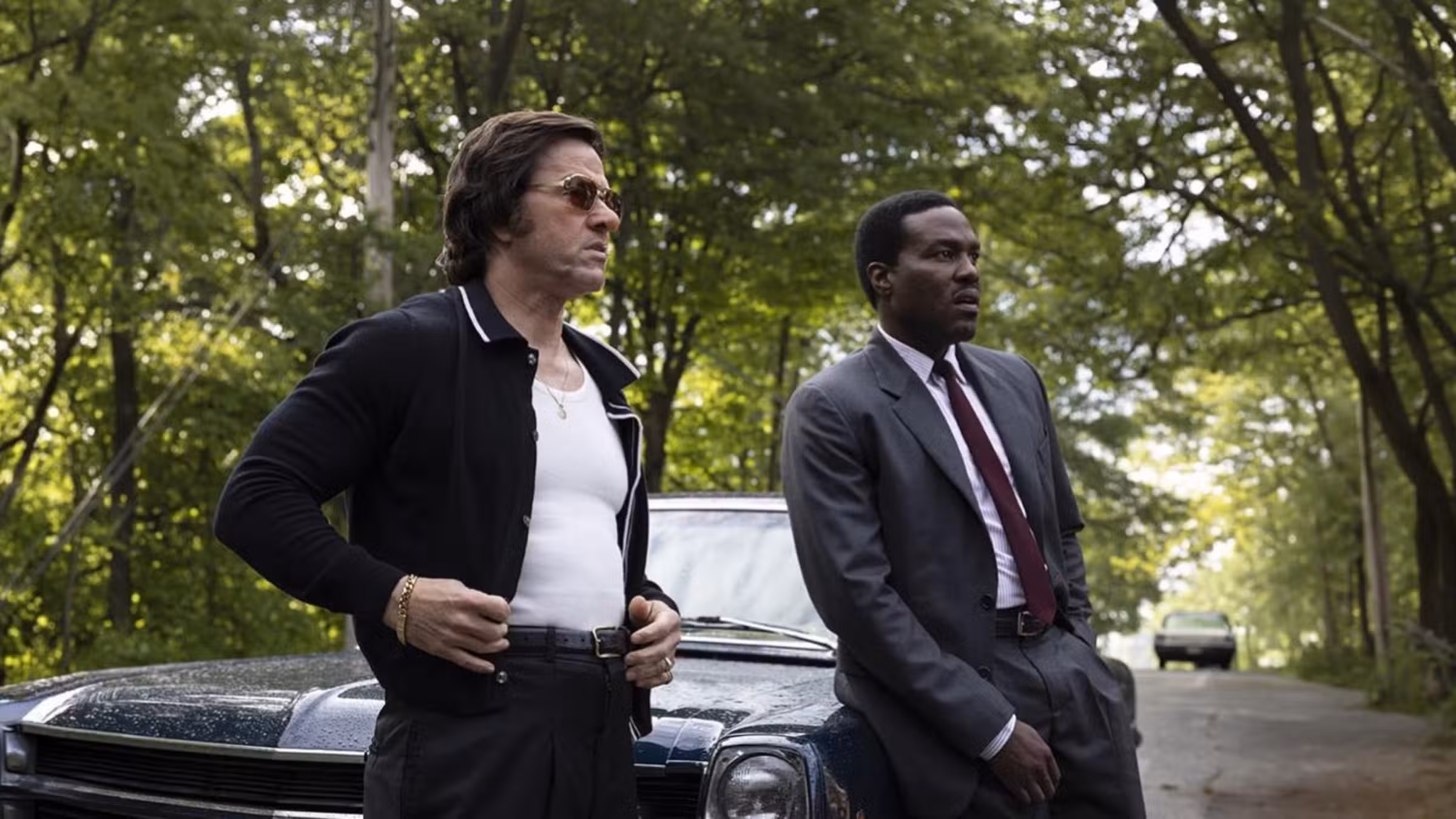 Mark Wahlberg y Yahya Abdul-Mateen II juntos en By Any Means