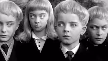 Los niños rubios con ojos brillantes en Village Of The Damned