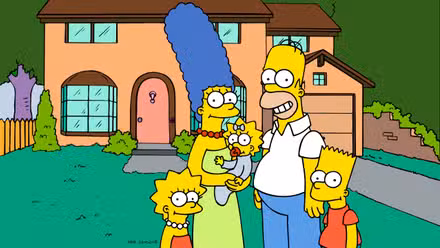 Homero, Marge, Bart, Lisa y Maggie frente a su casa familiar en Los Simpson