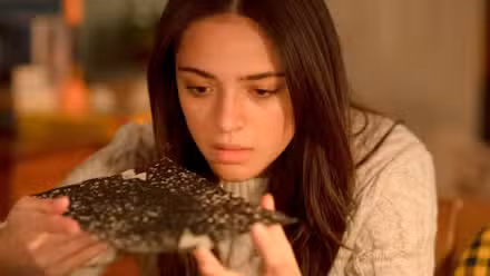Luna Blaise sosteniendo un objeto misterioso en Manifest