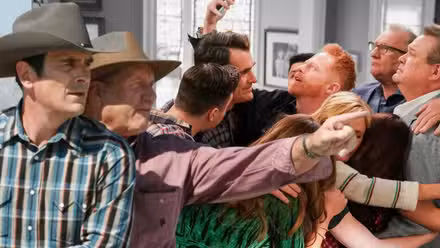 Una imagen personalizada del elenco de Modern Family en el final detrás de Phil y Jay en un rancho.