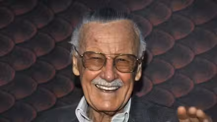 Stan Lee con un fondo de escamas de pez