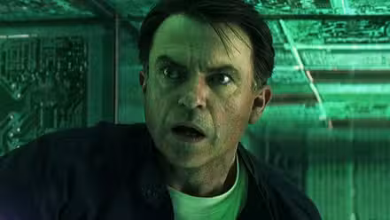 Sam Neill en Event Horizon dentro de un conducto de ventilación verde
