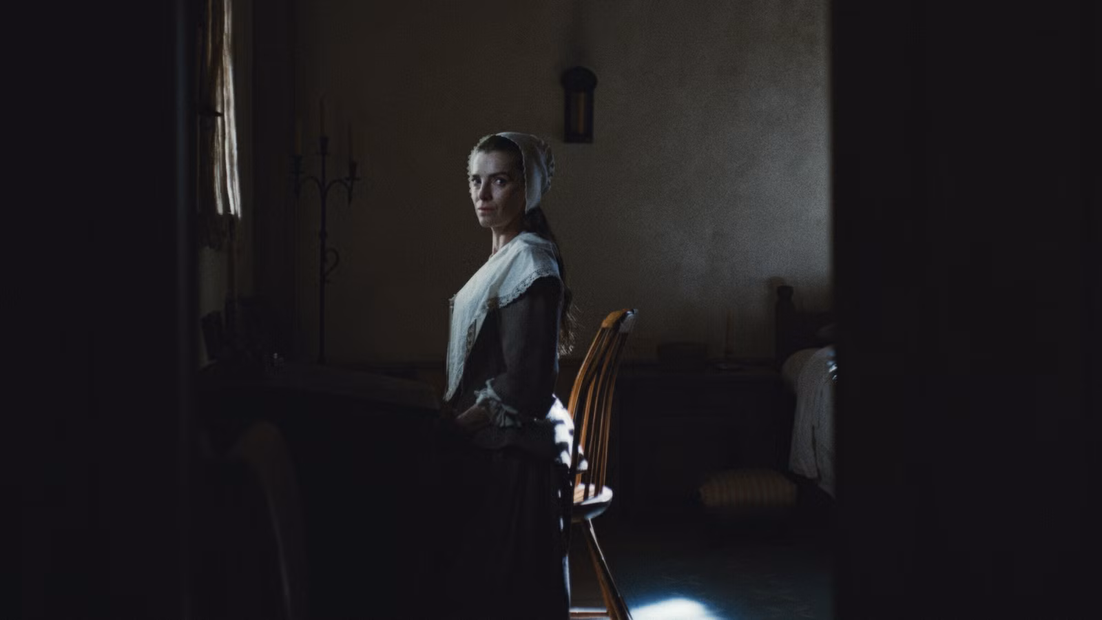 Betty Gilpin revela el destino de la segunda temporada de Widow's Bay después de ganar el Emmy