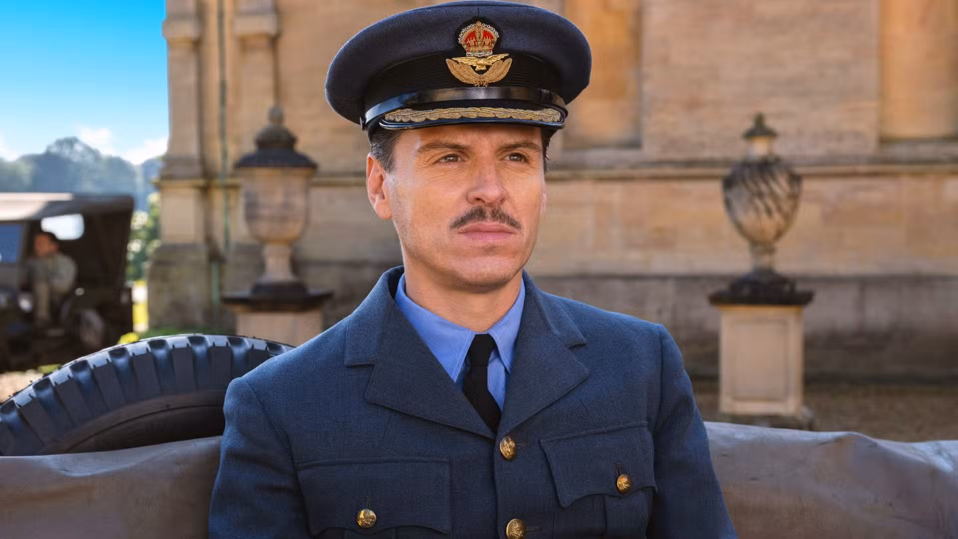 Andrew Scott con cara seria en Presión