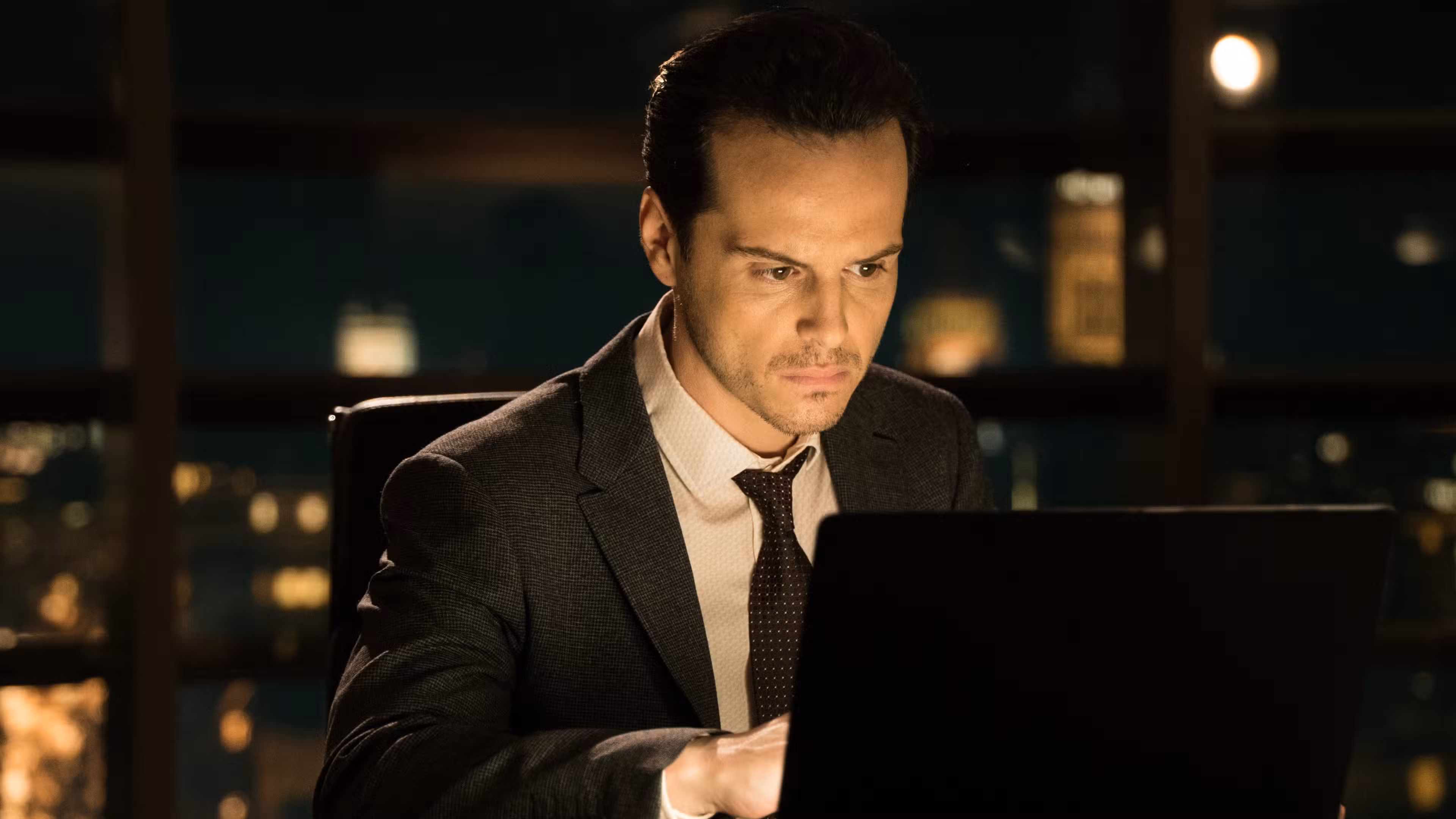 Andrew Scott como C en Espectro