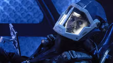 Dominique Tipper como Naomi Nagata con un traje espacial en The Expanse