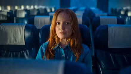 Van Palmer en el avión de la muerte en la temporada 3 de Yellowjackets.