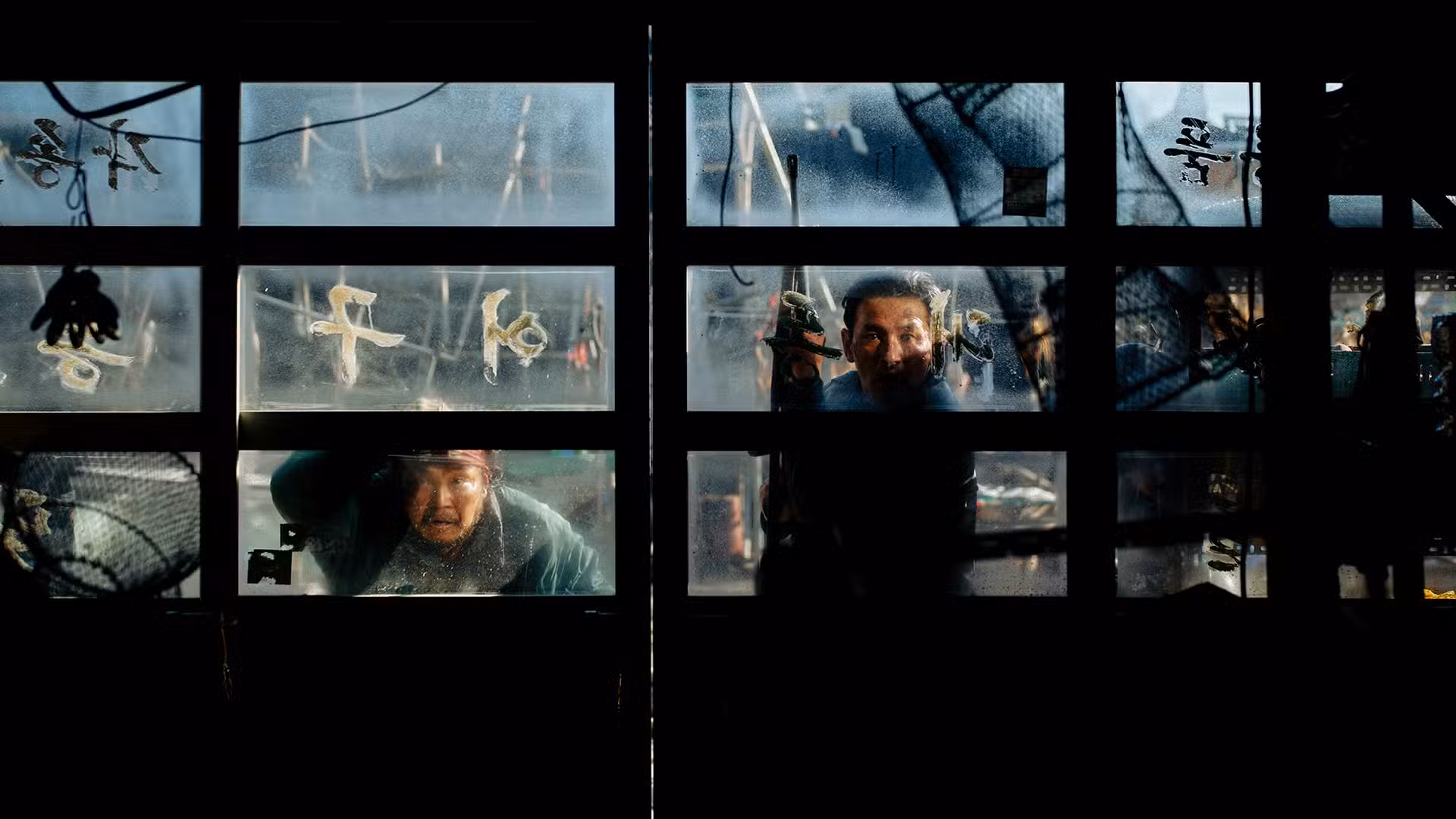 Hwang Jung-min mirando por una ventana en Hope
