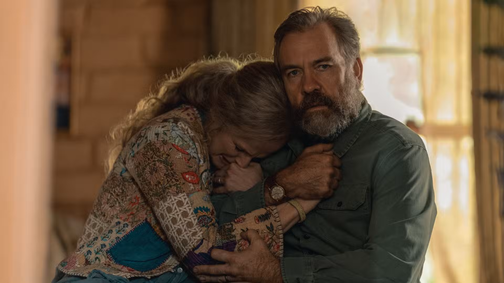 Maxine Peake y Brendan Cowell abrazados en Last Seen
