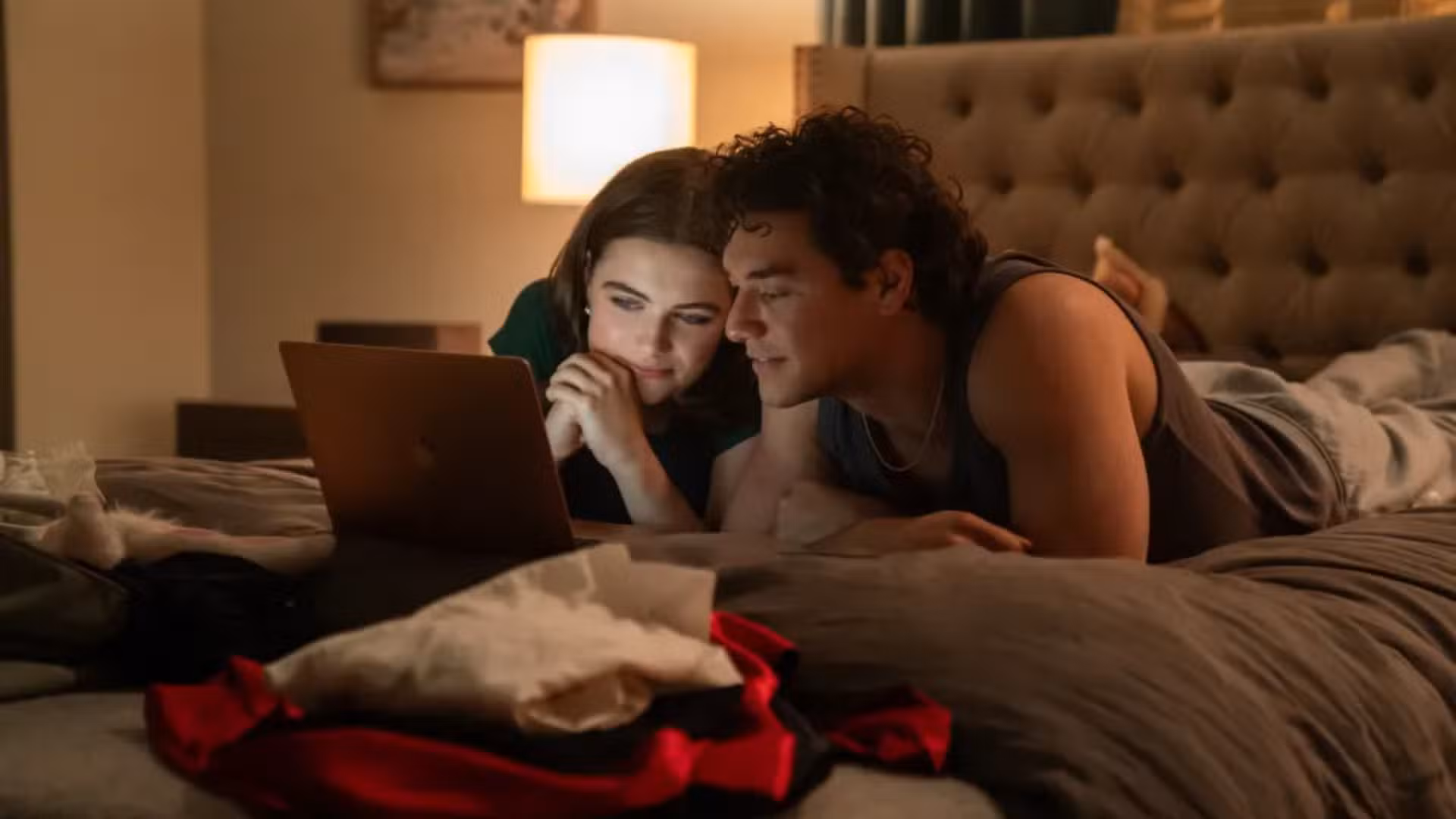 Hannah y Garrett en la cama en Off Campus