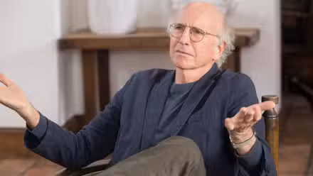 Larry parece confundido en Curb Your Enthusiasm