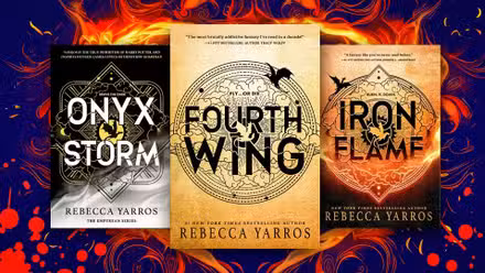 Onyx Storm, Fourth Wing y Iron Flame están frente a un diseño ardiente