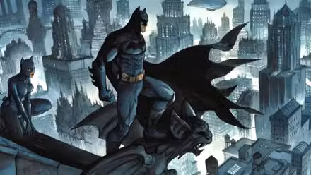 Batman y Catwoman contemplan Gotham City desde una gárgola en el arte de DC Comics