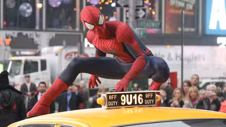Spider-Man (Andrew Garfield) posando encima de un taxi en The Amazing Spider-Man 2