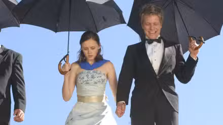 Rory (Alexis Bledel) y Logan (Matt Czuchry) tomados de la mano en Gilmore Girls