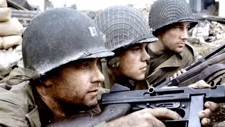 El Capitán Miller de Tom Hanks y Reiben de Edward Burns yacen en las trincheras mientras salvan al soldado Ryan