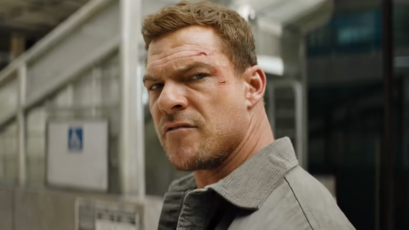 La reescritura masiva de la temporada 4 de Reacher lo hace mejor que el libro