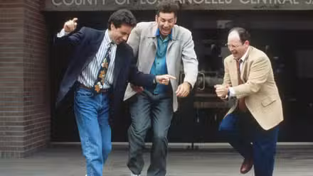 Seinfeld, Kramer y George bailando afuera de la cárcel de Los Ángeles.