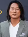 Foto de la cabeza de Sung Kang en la fiesta de barrio 2023 del Charlize Theron Africa Outreach Project (CTAOP) 