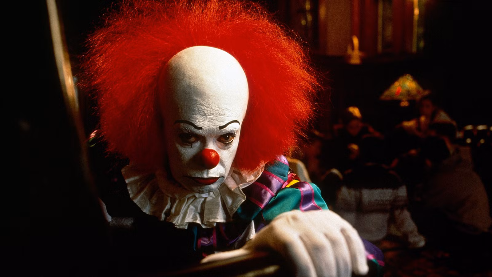 El mejor papel televisivo de terror de Tim Curry llegó 3 años después de Pennywise