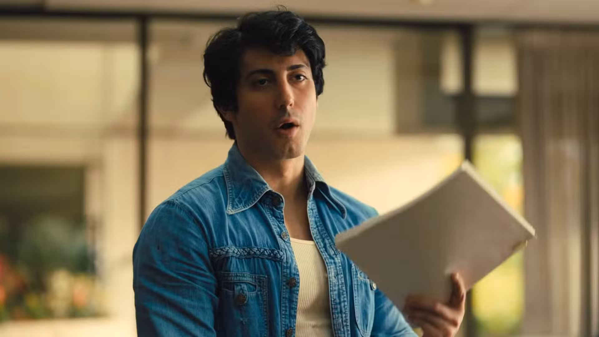 Stallone sosteniendo su guión en I Play Rocky