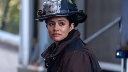 Fotograma de Miranda Rae Mayo como Stella Kidd en la temporada 14 de Chicago Fire.