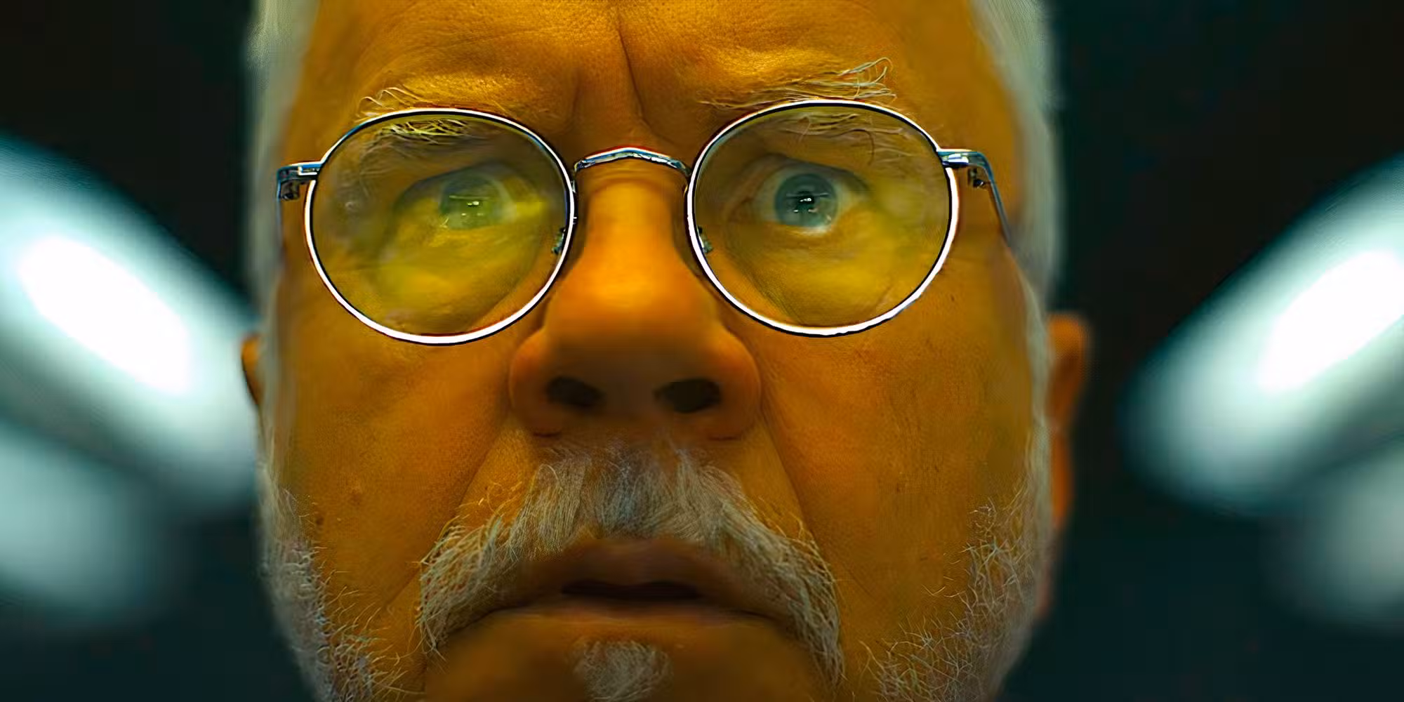 Tim Robbins mira hacia adelante con miedo en una escena de la temporada 2 de Silo