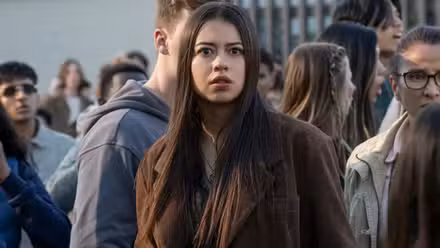 Amber Midthunder parece preocupada en Carrie 2026