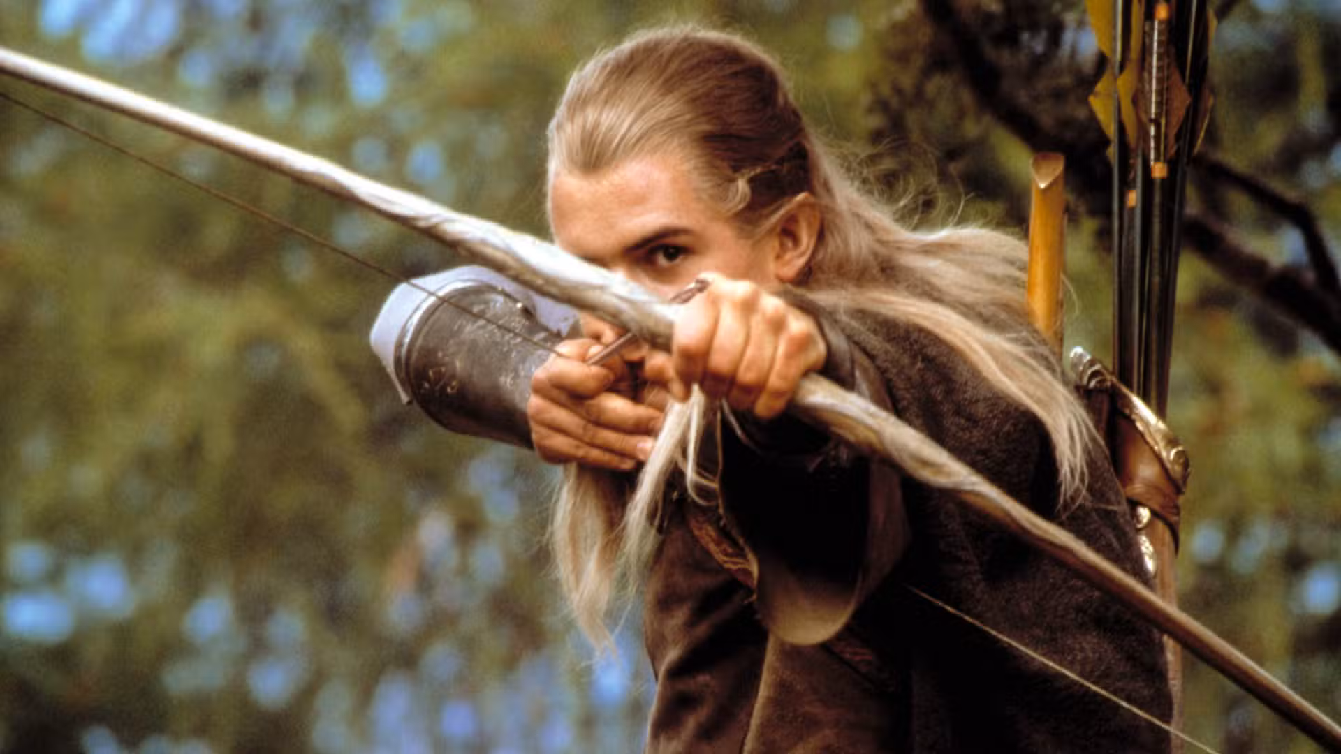 Legolas (Orlando Bloom) retira su arco y dispara en El Señor de los Anillos: La Comunidad del Anillo.