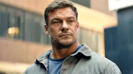 Reacher de Alan Ritchson parece estoico en la temporada 4 de Reacher de Prime Video