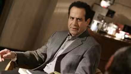 Adrian Monk sentado y hablando en Monk