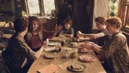Los Weasley en su cocina en la temporada 1 del programa de televisión Harry Potter