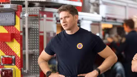 Oliver Stark luciendo severo como Evan 