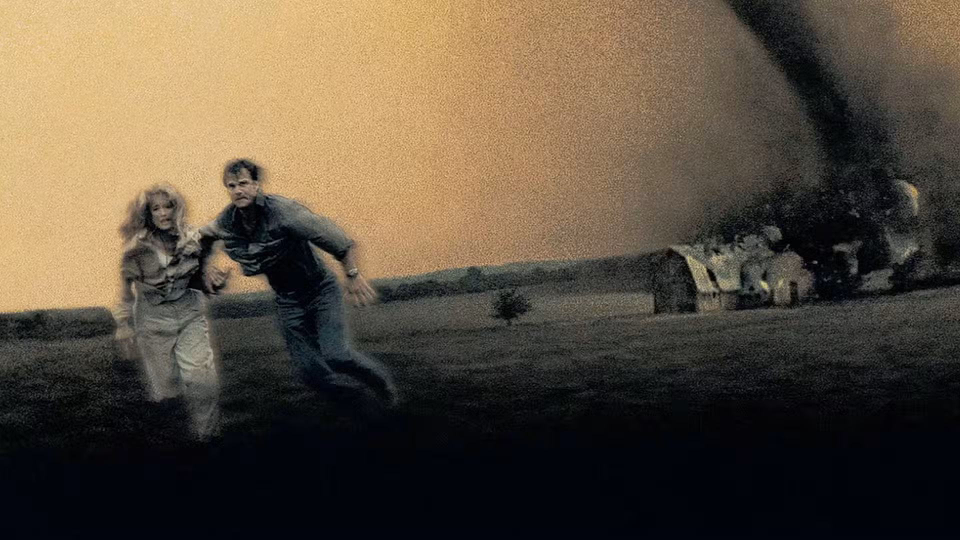 Bill Paxton y Helen Hunt huyen de los tornados en Twister (1996)