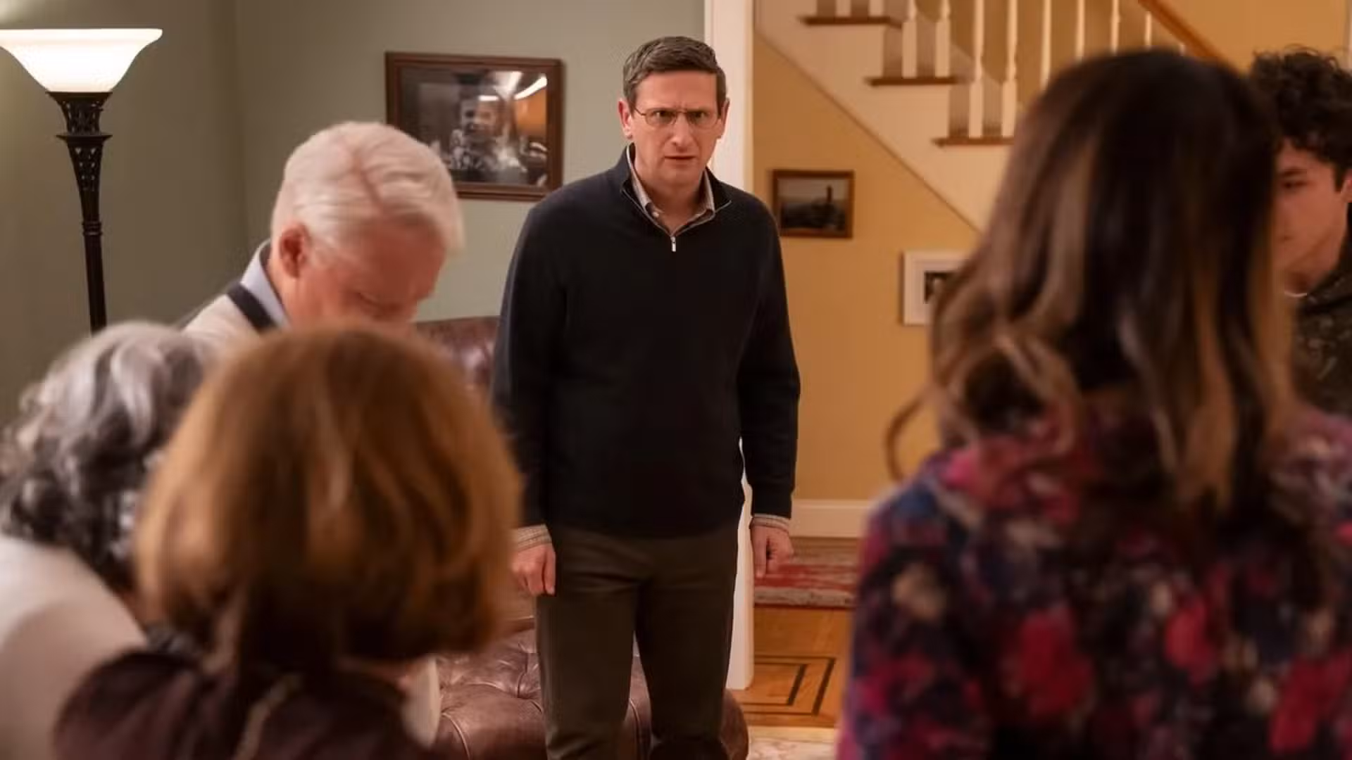 Tim Robinson parece perturbado mientras otras personas juegan Twister en The Chair Company