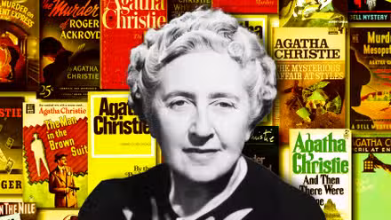 Una imagen en blanco y negro de Agatha Christie sobresale del fondo de sus novelas.