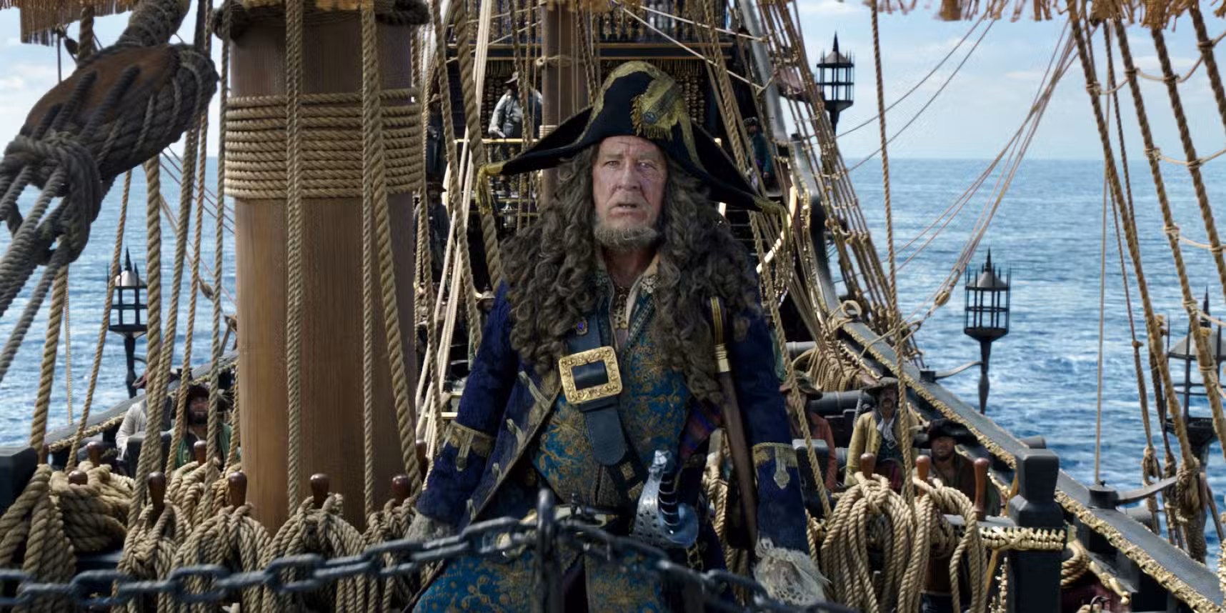 Piratas del Caribe 5 - Barbossa (Geoffrey Rush) en la cubierta de un barco